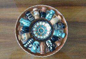 Závesný tanier vyrobený z keramiky. - 2
