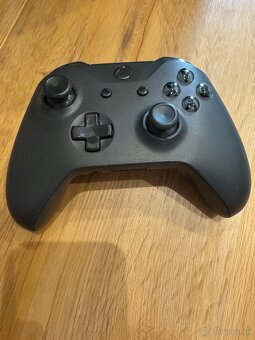 Xbox one x + 2 ovládače - 2