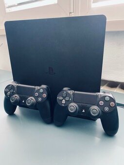 Predám Playstation 4 Slim 500 GB + 2ks Dualshock 4 - 2