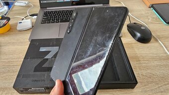 Rozbitý Samsung Galaxy Z Fold 3 na diely - 2