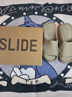 Yeezy slides - 2