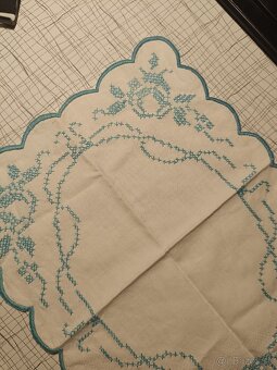 Predám ručne vyšívaný obrúsok umelecké hodnoty - 2