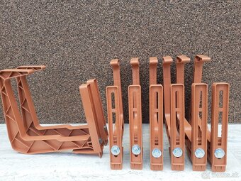 Predám nové plastové držiaky na truhlíky - 2