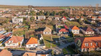 VYMEŇ SUSEDA - VÝNIMOČNÝ STAVEBNÝ POZEMOK S RODINNÝM DOMOM  - 2