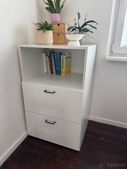 Skrina s policou a suflikmi - 2