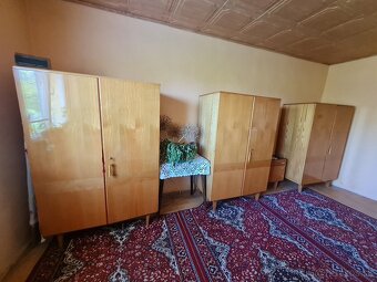 Šatníkové skrine, stolíky, posteľ - 2