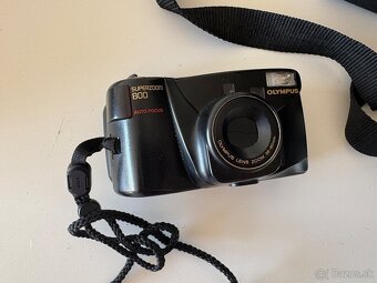Olympus Superzoom 800 – Vintage 35mm Fotoaparát s Bleskom a - 2