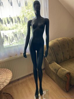 Dámska figurína čiernej farby - 2