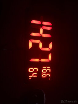 Digitálne nástenné hodiny s LED diódami - 2