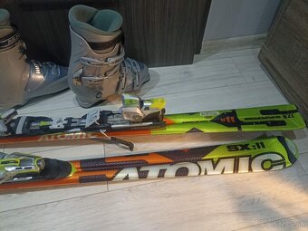 lyžiarky a lyže Atomic - 2