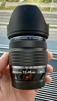 OM SYSTEM 12−45mm f/4 PRO - TOP stav - 2