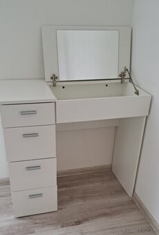 Kozmetický toaletný stolík - 2
