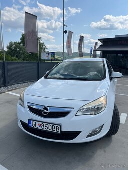 Opel astra 1,4 benzín rok 2010 - 2