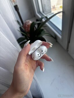 AirPods 2. generácie – jedno slúchadlo hrá slabšie, - 2