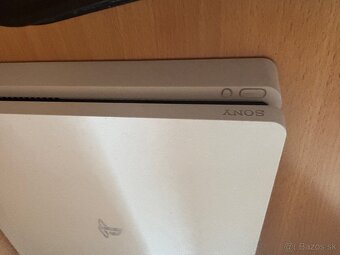 PlayStation 4 slim - 2