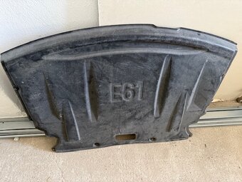 BMW E60 E61 kryt motor - 2