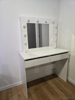 Kozmetický, toaletný stolík - 2