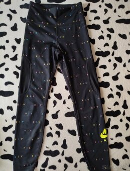 AIR Nike čierne legíny s farebným nápisom - 2