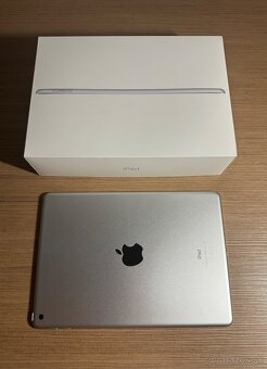 Apple iPad 6th generation - 2