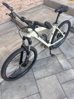 Biely horský bicykel. - 2
