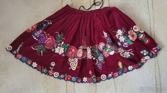 Predám dievčenskú sukňu ručne vyšívanú - 2