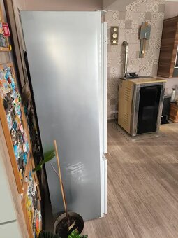 Predám vstavanú chladničku s mrazničkou 270 l - 2