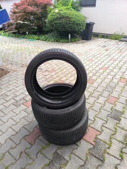 Predám pneu 225/40/18 celoročné - 2