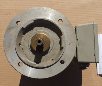 Predám elektromotor KW-0,42... ot-2800... ø-14mm ( ø 1 - 2