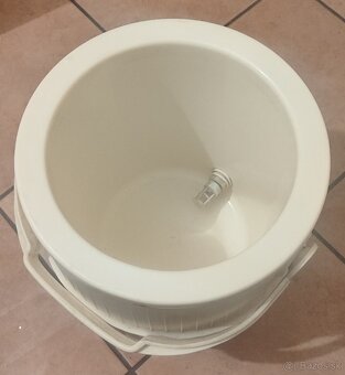 Plastová nádoba na pitnú vodu - 2