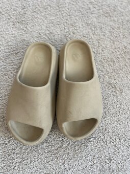 Yeezy slides - 2