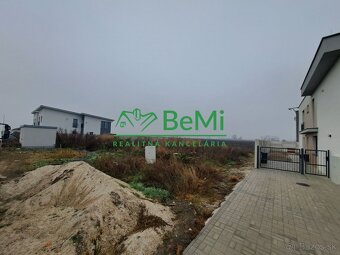 Stavebný pozemok - 688m2, Mostová ID 012-14-EVBA - 2