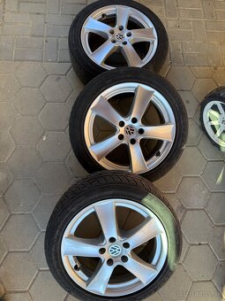 Predám hliníkové disky 5x112 r17 so zimnými Pneu - 2