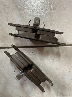 Zadné platničky TRW  GDB1882 BMW F10 520i  520d 525d - 2