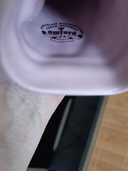 Soška Panny Márie z ružového porcelánu a amfóra. - 2