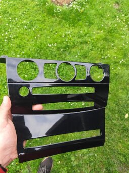 BMW E60 predfl - dekor rádia - 2