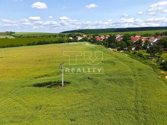 Veľký rovinatý pozemok v Uníne – 4877 m2 priestoru pre... - 2