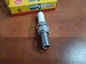 Predám zapalovacie Sviečky NGK CR9E - 2