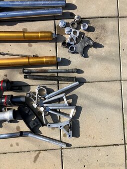 Spodky predných - 2