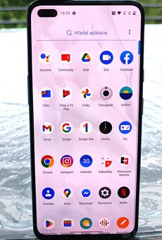 Pěkný mobilní telefon OnePlus Nord 5G / 8GB RAM /128GB / - 2