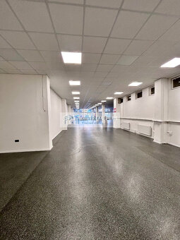 Ponúkame Vám na prenájom obchodné priestory v atraktívnej lo - 2