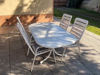 Stôl a 4 stoličky - 2