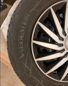 Predam 4 zimné gumy Vredestein 215/65 R16 - 2