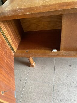 Staršia drevená skrinka s rezbami – vintage štýl - 2