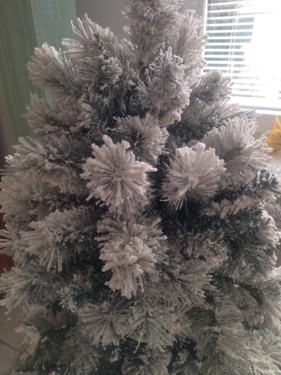 Vianočný stromček zasnežený 3D - 3