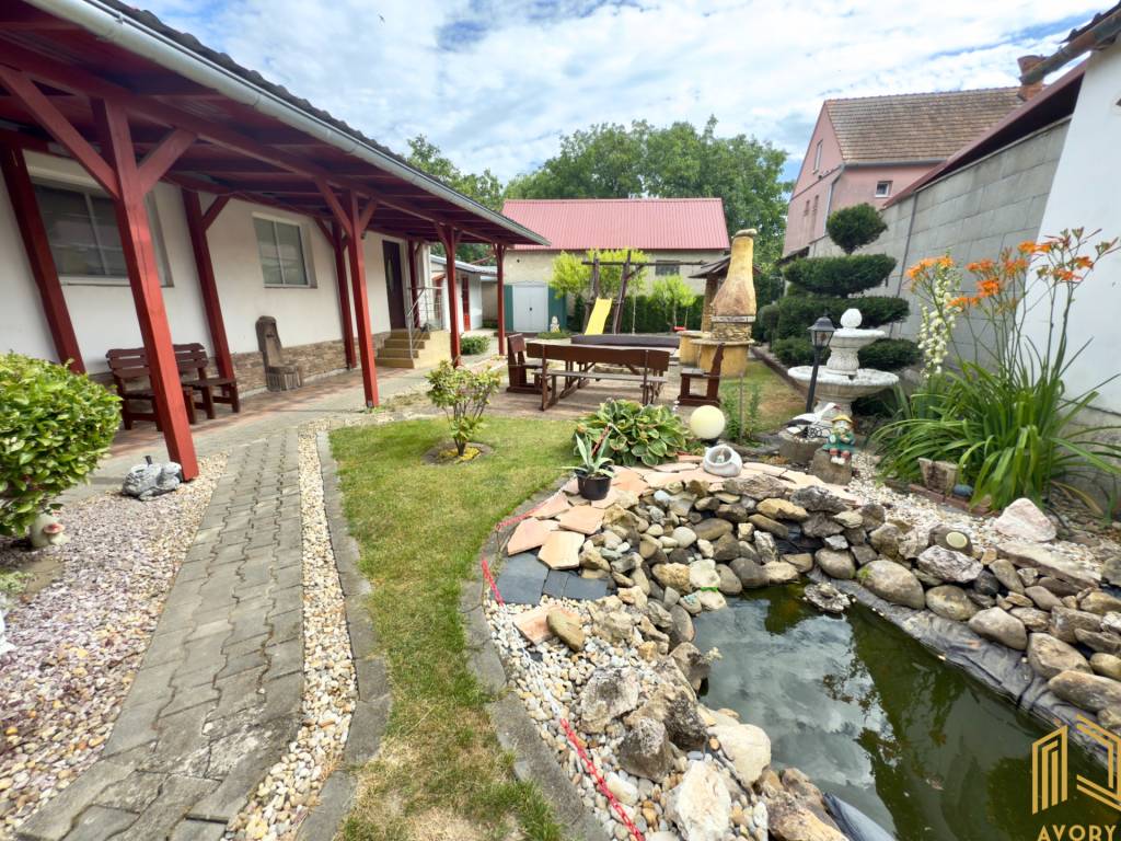 DOM S BYTOM (BÝVALÁ PREDAJŃA), POZEMOK 400m2, KOVÁLOV - 3