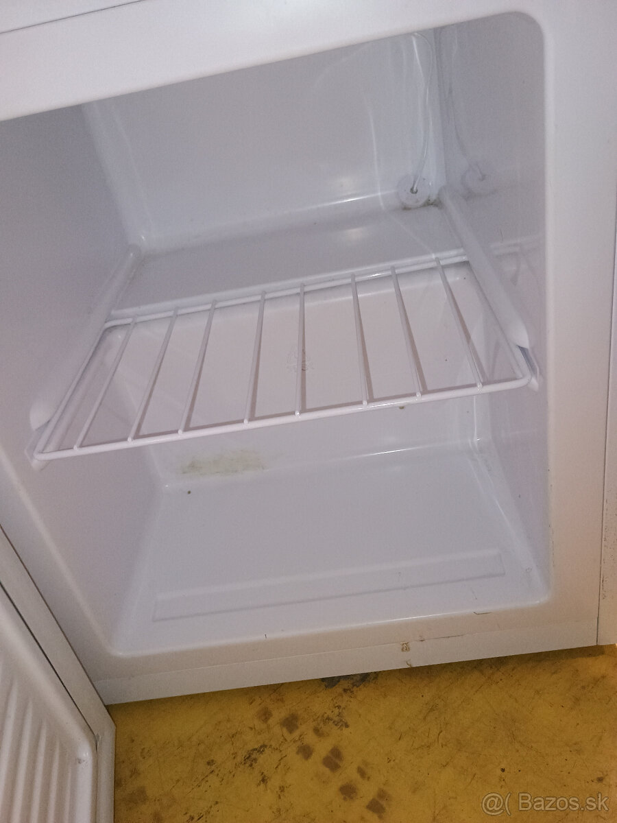 malá mraznička skriňová CANDY CFU 050 E - 3