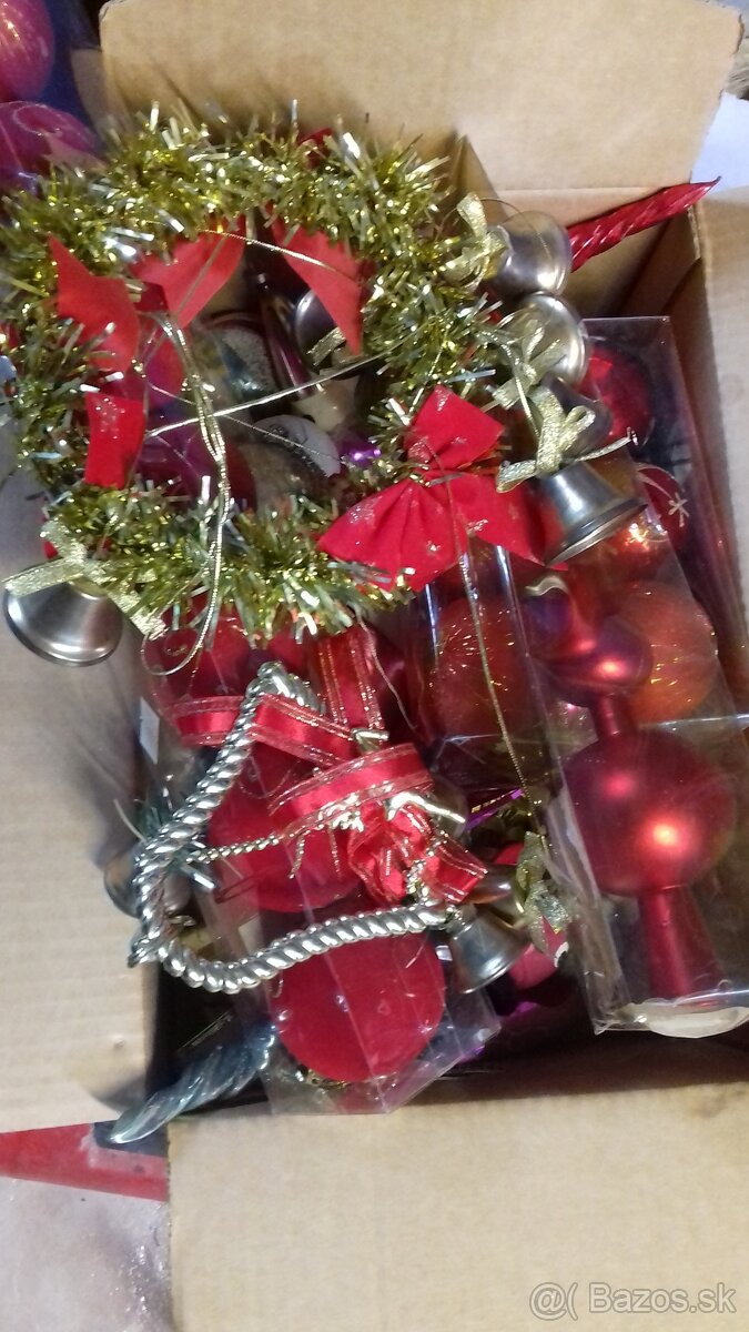 živy smrek a retro vianocne ozdoby - 3