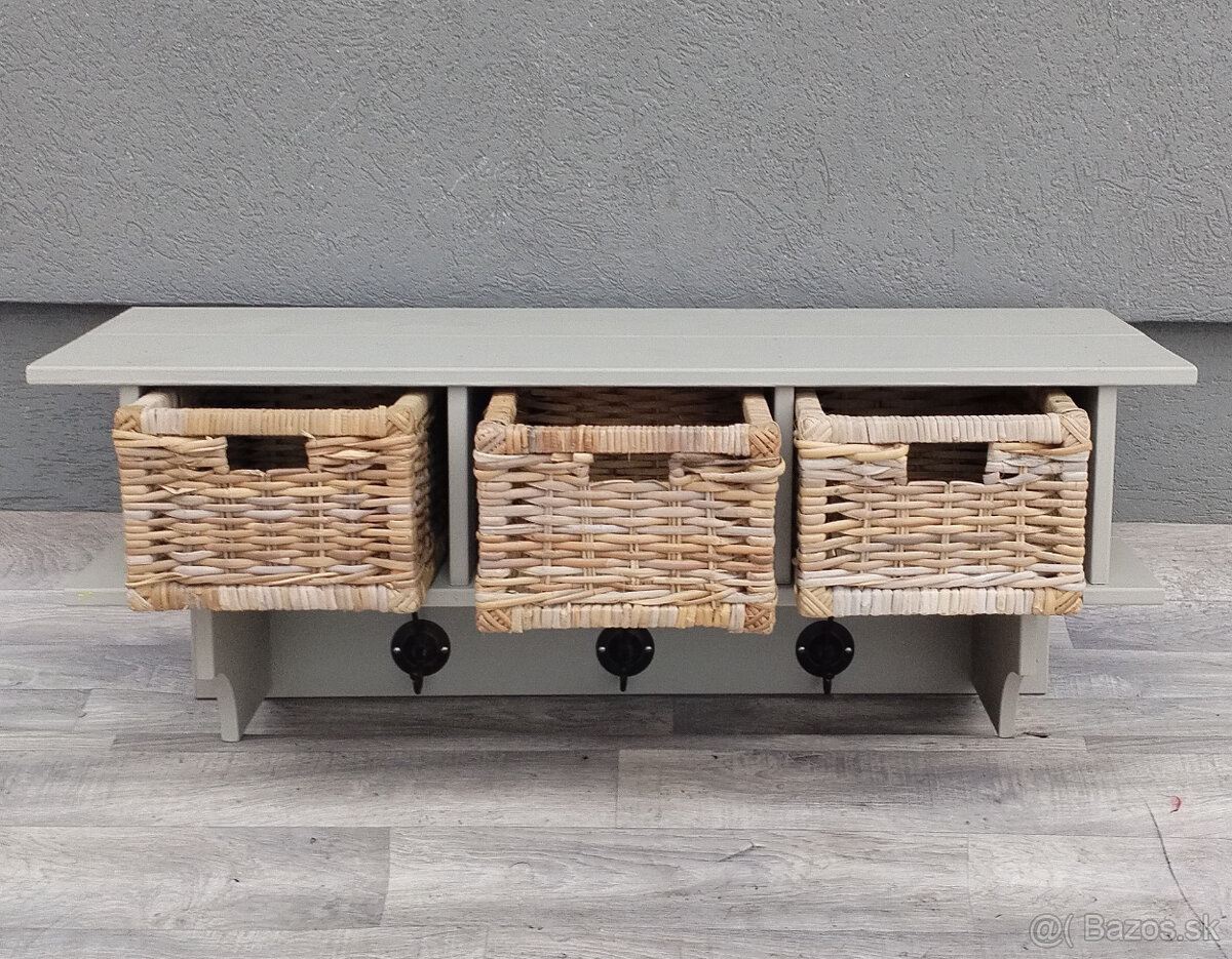 Vešiak závesný s policou a úložnými košíkmi. - 3