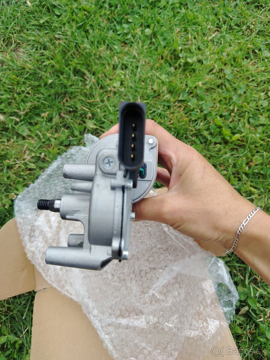 Motor stieračov predné - 3