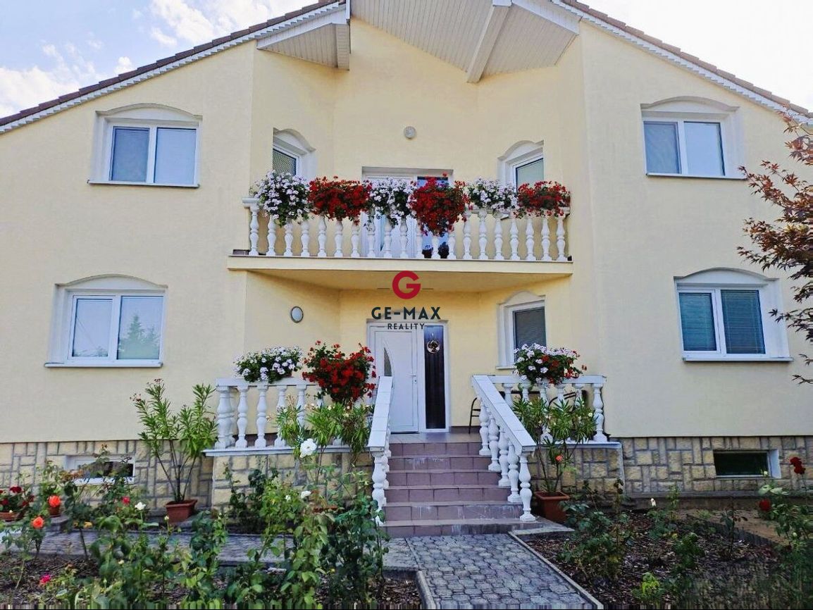 NA PREDAJ: priestranný rodinný dom s dvojgarážou v Kráľovsko - 3